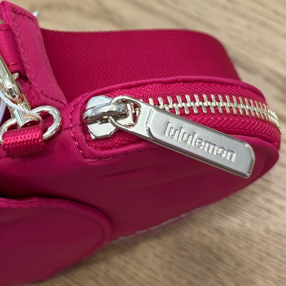 NWT Lululemon Dual Pouch Wristlet *Heart In Passionate/Gold - Picture 6 of 8
